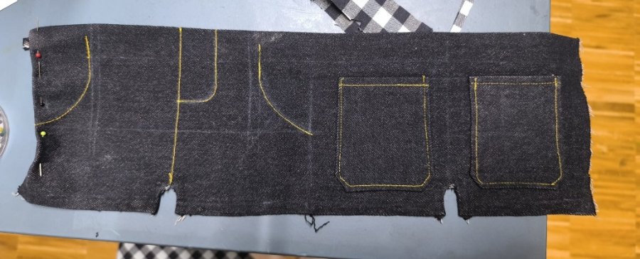 Aufgestickte Designlinien
